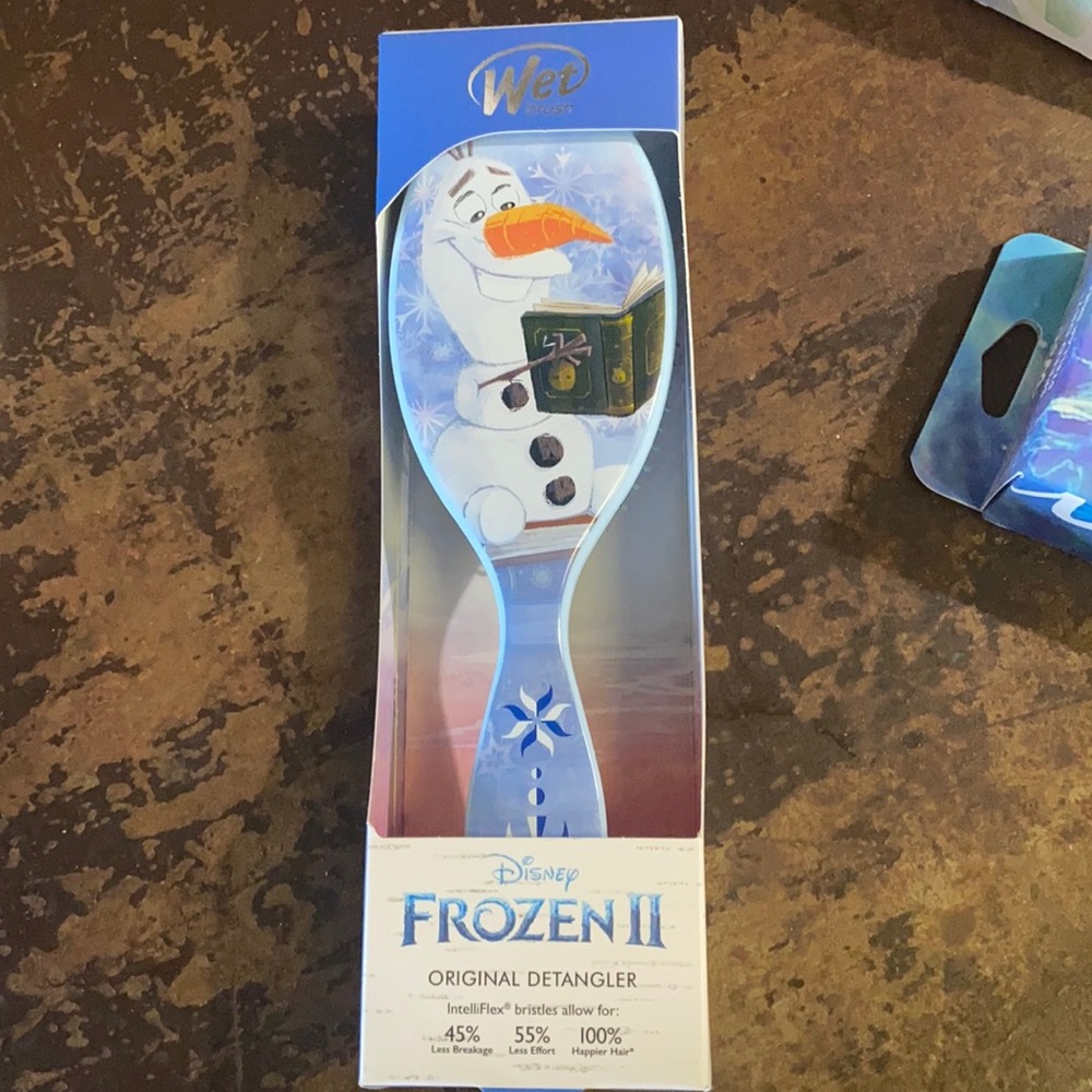 New in box Olaf Wet Brush
